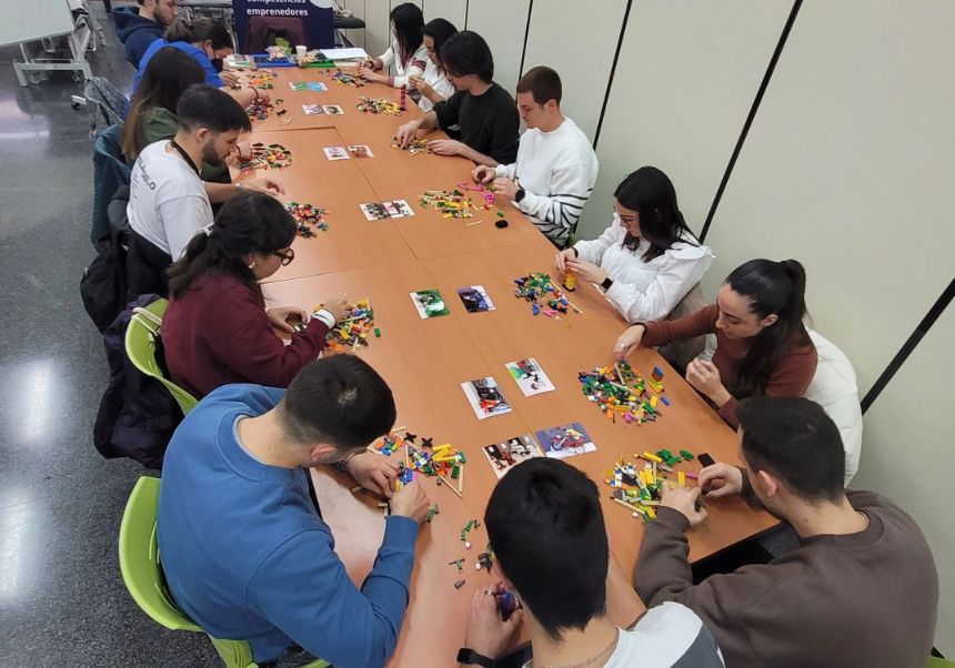 Estudiants fent el taller.